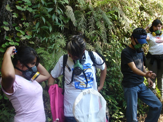 Preparándonos para el ingreso a las cuevas.